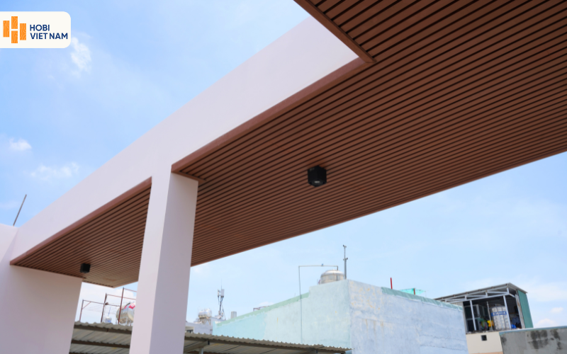 Tấm ốp lam sóng gỗ nhựa Glotex ốp trần sân thượng