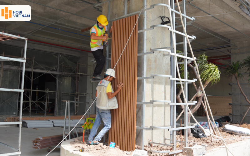 Thi công tấm ốp lam sóng gỗ nhựa Glotex