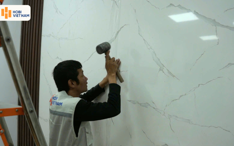 Thi công tấm ốp PVC vân đá Hobiwood