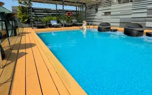 Sàn gỗ nhựa Hobiwood lát sàn bể bơi