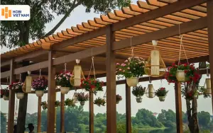 Giàn hoa pergola làm từ thanh lam, trụ gỗ nhựa Hobiwood