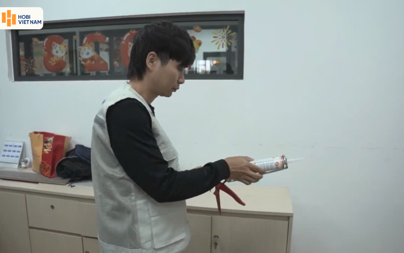 Đặt lọ keo Hobi Bond vào súng bắn keo