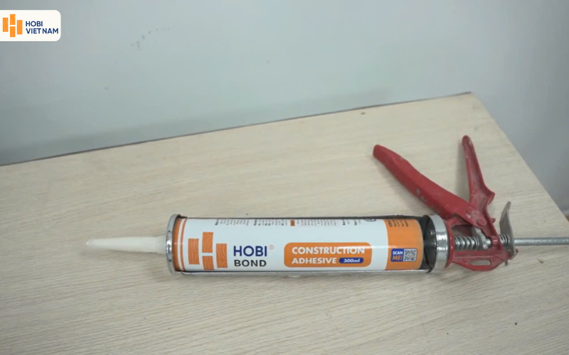 Lọ keo Hobi Bond sau khi lắp vào súng bắn keo