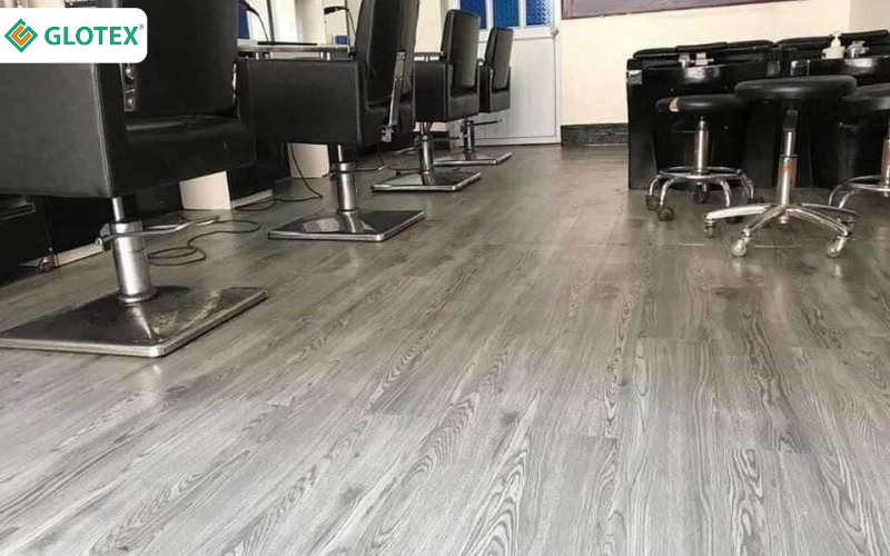 Sàn nhựa dán keo Glotex lát sàn quán cắt tóc
