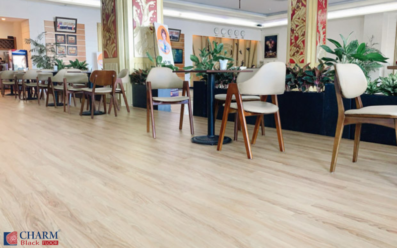 Sàn nhựa hèm khóa Charmwood lát sàn nhà hàng