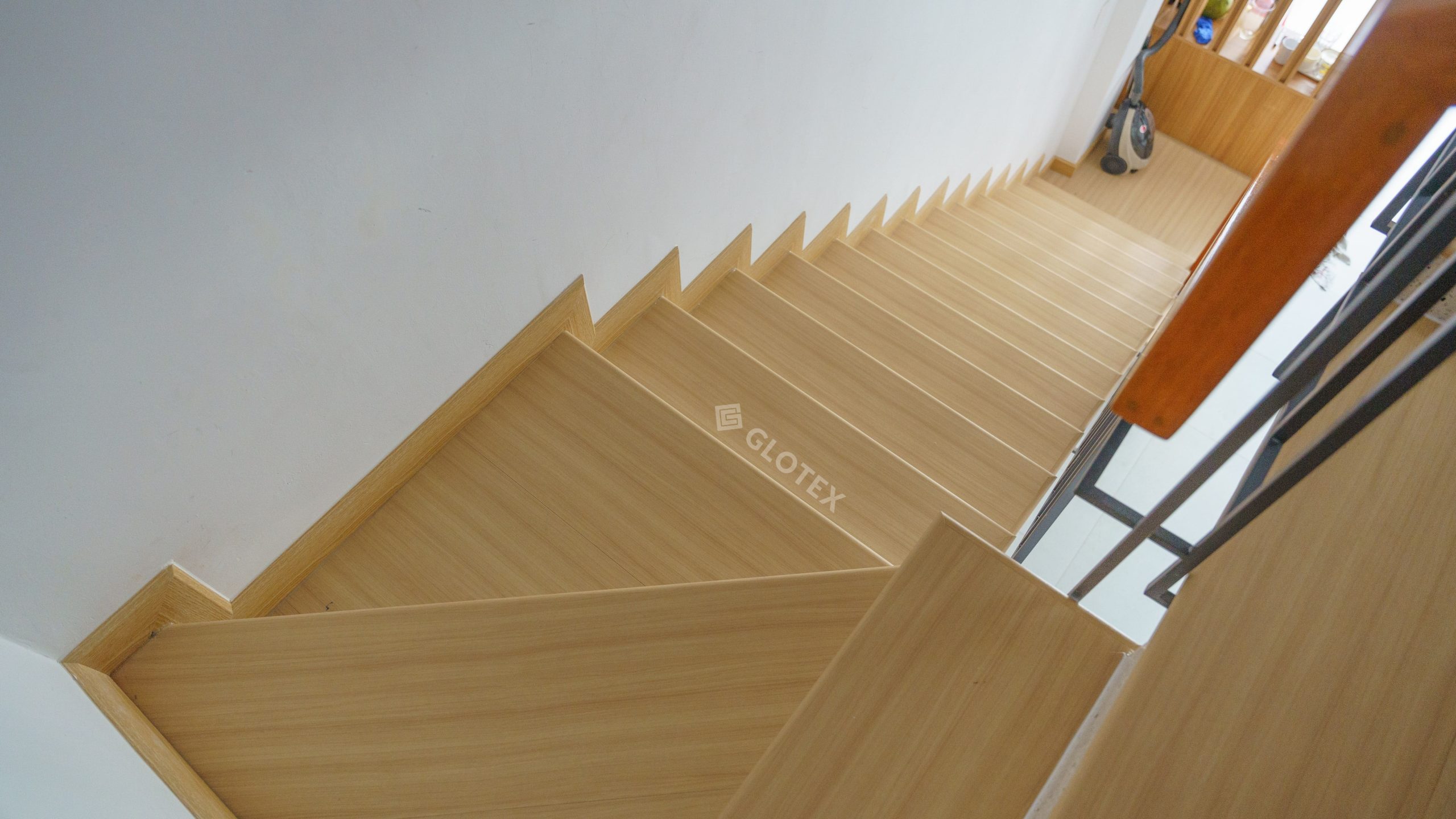 Mặt bậc cầu thang nhựa giả gỗ Glotex