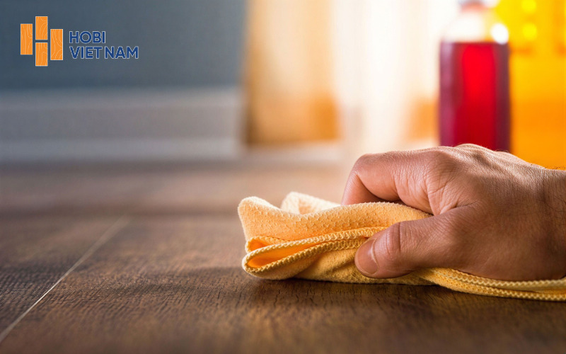 Khi lau sàn gỗ, cần sử dụng khăn ẩm đã vắt ráo