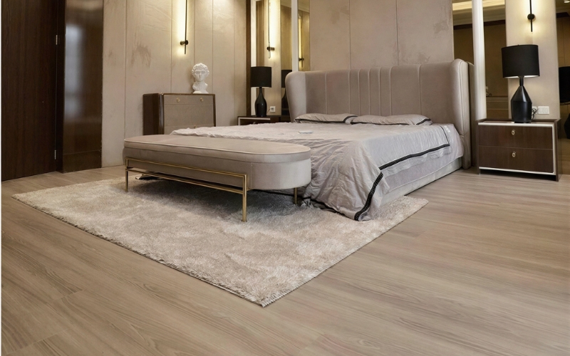 Nava Black có bề mặt vân sần theo vân gỗ, chống trầy xước