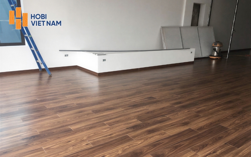 Nava Black có bề mặt vân sần theo vân gỗ, chống trầy xước