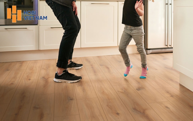 Sàn gỗ Binyl Pro cốt đen có khả năng chịu lực tốt