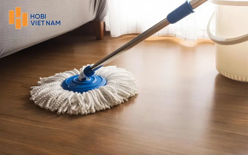 Vệ sinh định kỳ bằng khăn ẩm, giữ sàn khô ráo, ngăn nấm mốc và hư hại