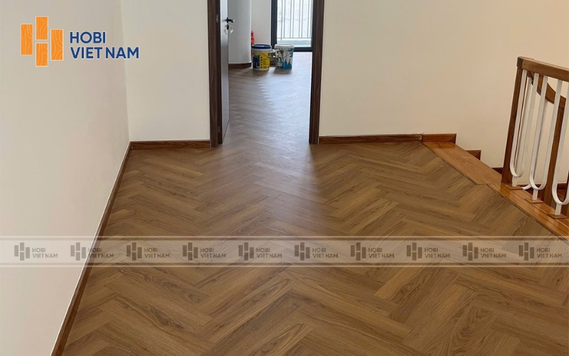 Sàn gỗ Hobi Carb chịu lực tốt, phù hợp lắp đặt ở hành lang