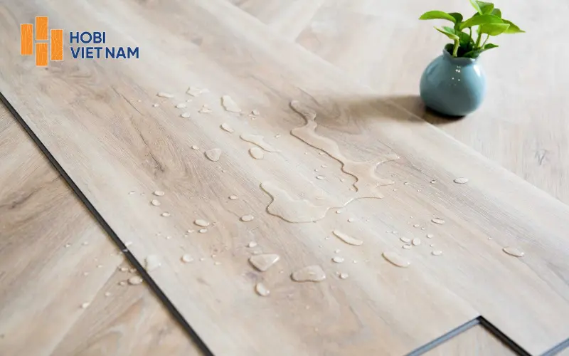 Sàn giá rẻ thường sử dụng cốt gỗ mật độ thấp, dễ bị trương nở và biến dạng