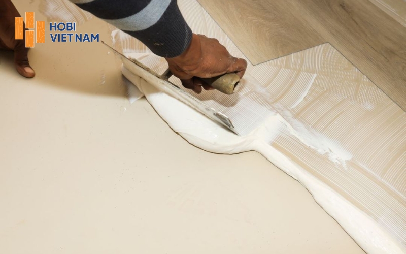Keo dán sàn gỗ nhanh khô, tăng độ bám dính và ổn định bề mặt sàn