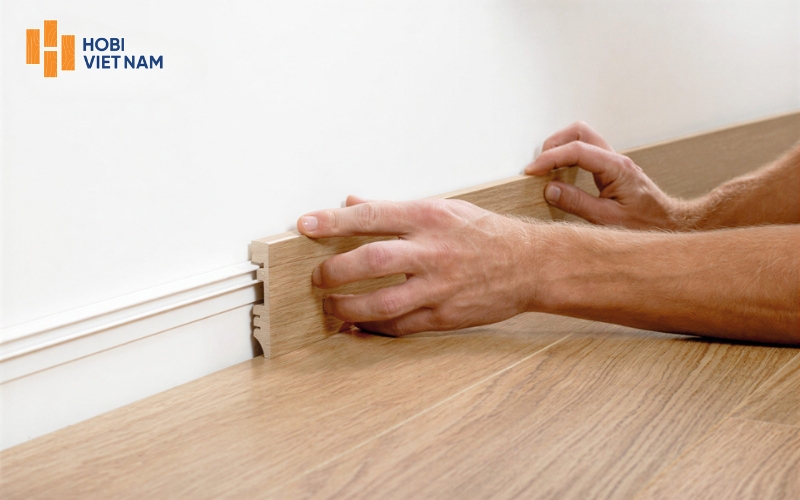 Tháo các đường len nẹp chân tường để tạo khe hở