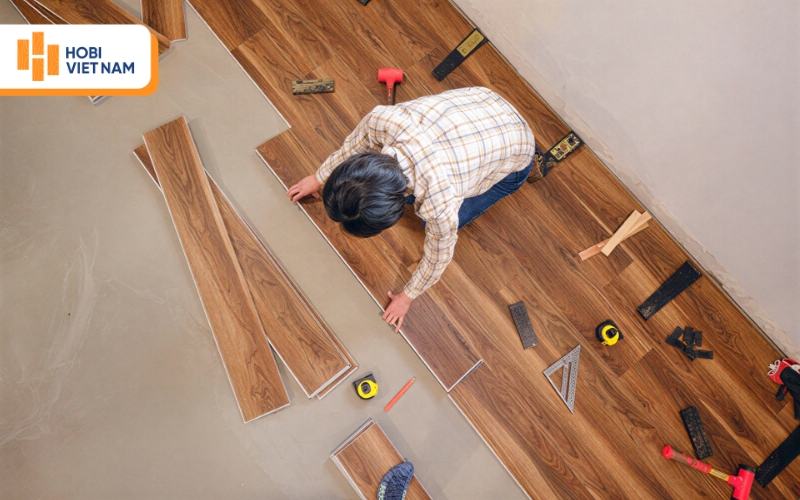 Tháo các tấm ván tại vị trí bị phồng và di chuyển chúng đến khu vực khô ráo