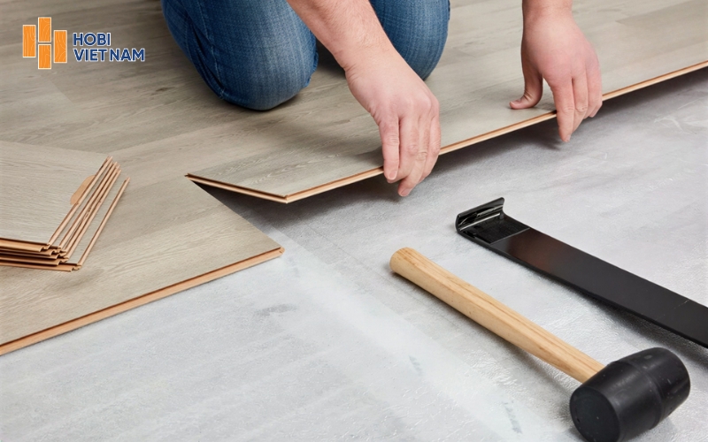 Quý khách hàng có thể dùng búa cao su gõ nhẹ lên bề mặt để làm phẳng