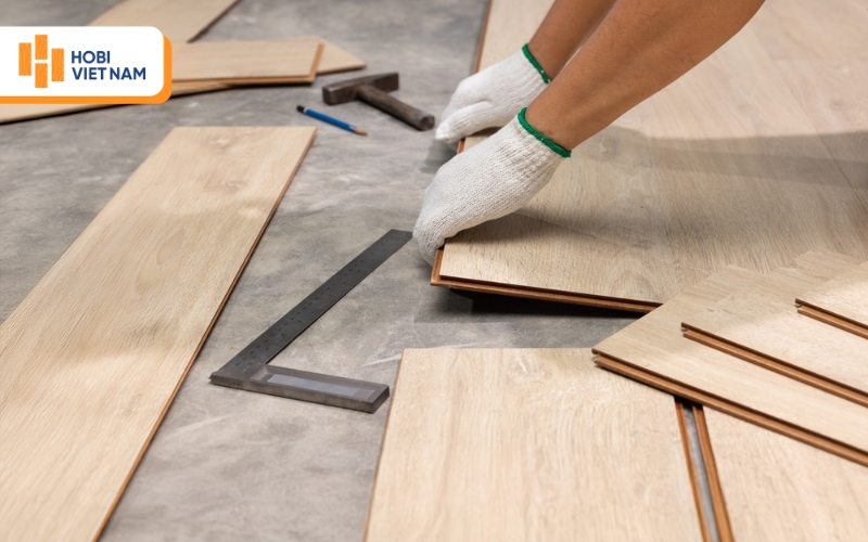 Trong trường hợp ngập sâu, quý khách hàng nên tháo rời từng thanh gỗ tại khu vực ảnh hưởng