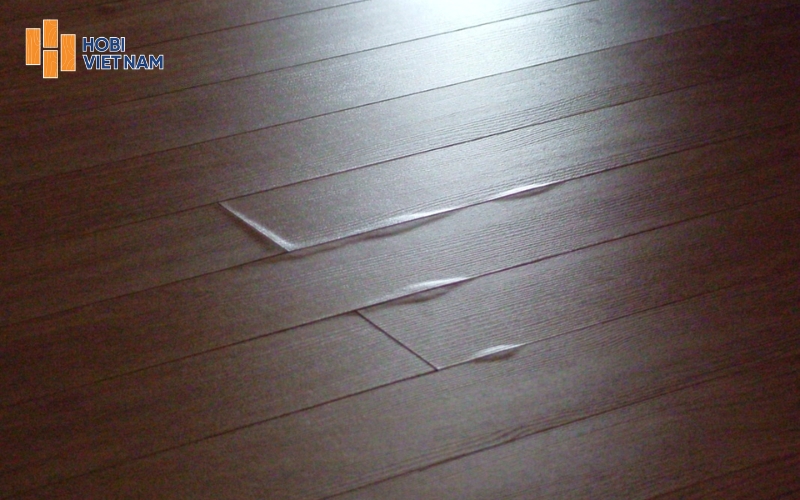 Sàn gỗ ngấm nước gây phồng rộp bề mặt