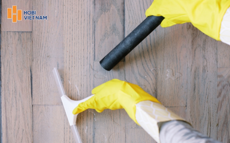 Sử dụng máy hút nước chuyên dụng để thấm sạch toàn bộ chất lỏng trên bề mặt sàn
