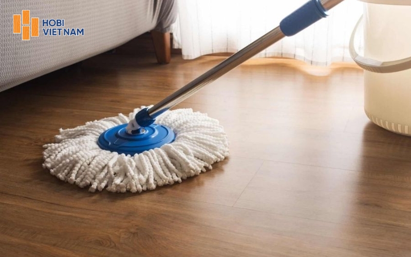 Nhiều trường hợp khách hàng chỉ lau khô bề mặt sàn mà không tháo ra để kiểm tra lớp bên trong