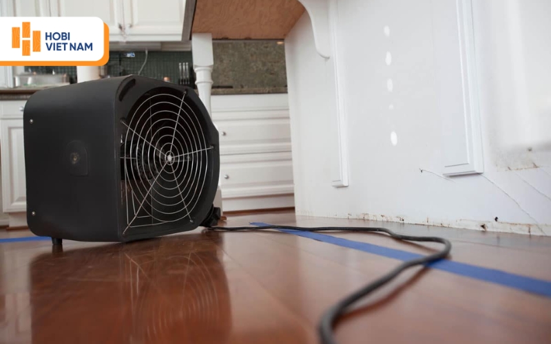 Sử dụng quạt để hút ẩm, hong khô sàn
