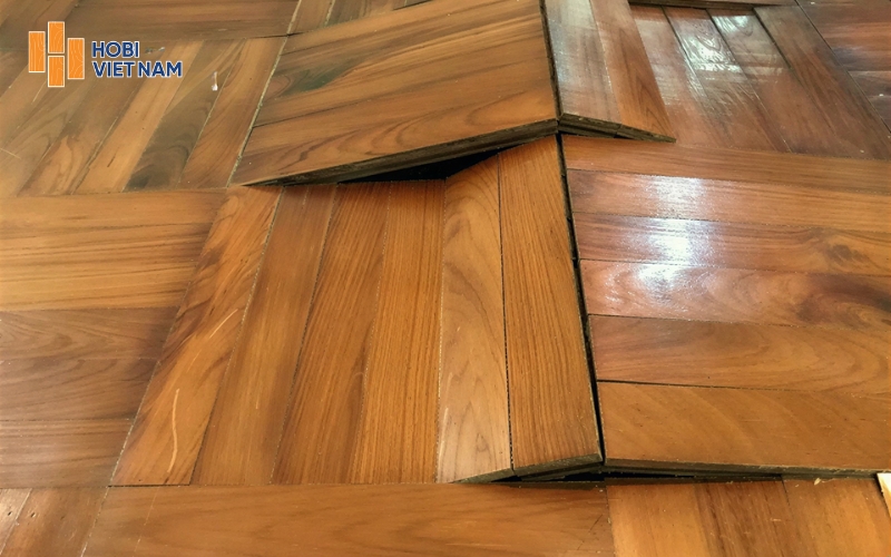 Các tấm ván sàn bị cong vênh, uốn cong hoặc xoắn lại, mất đi độ phẳng ban đầu 