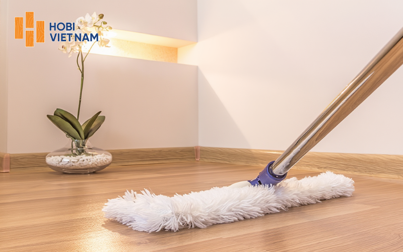 Quý khách nên sử dụng cây lau nhà đã vắt kiệt nước để vệ sinh bề mặt