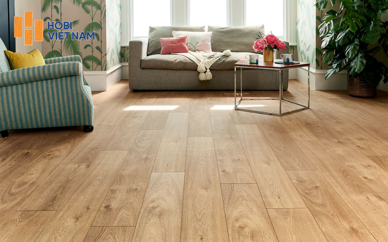 Sàn gỗ chống nước Malaysia nổi bật nhờ khả năng chịu nước và ổn định trong khí hậu nóng ẩm.