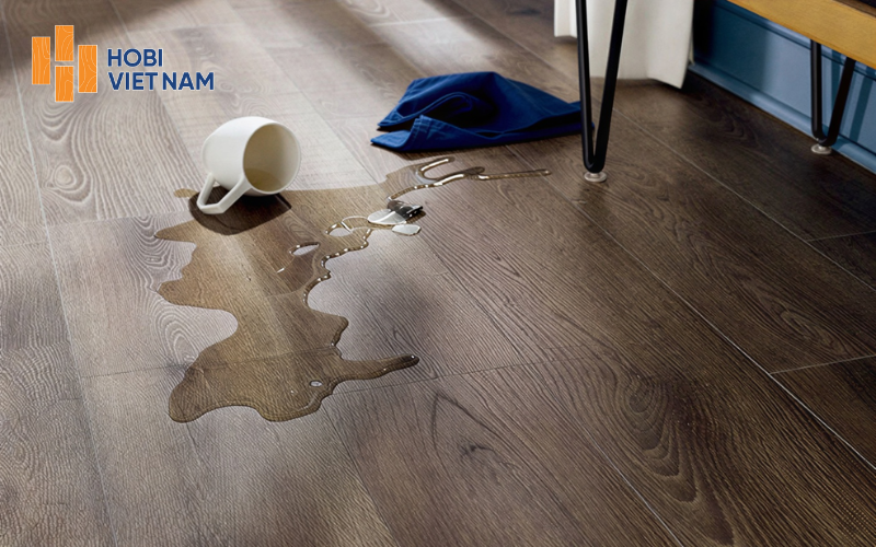 Sàn gỗ chống nước hạn chế phồng rộp, cong vênh khi bị tràn nước
