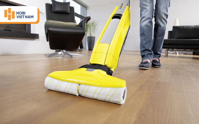 Thường xuyên quét bụi hoặc lau sàn bằng cây lau nhà mềm để loại bỏ bụi bẩn