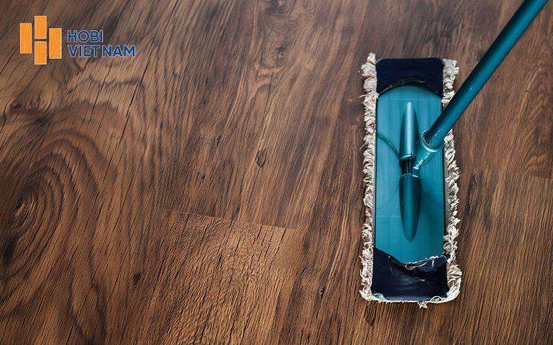 Lau khô sàn ngay khi có vết nước để tránh hư hỏng và ố bề mặt