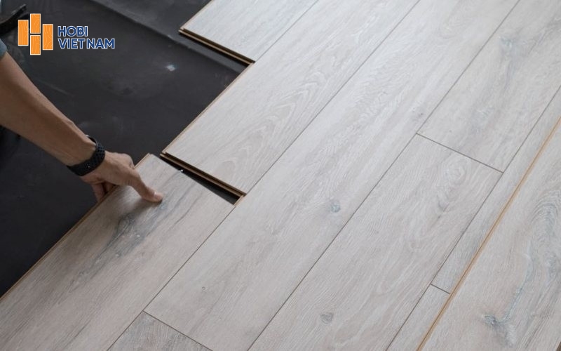 Độ dày của ván sàn ảnh hưởng trực tiếp đến khả năng chịu lực và cảm giác di chuyển