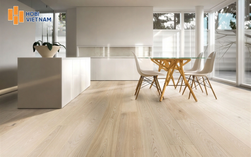 Mẫu sàn gỗ vân sồi tự nhiên mang vẻ đẹp sáng màu hiện đại