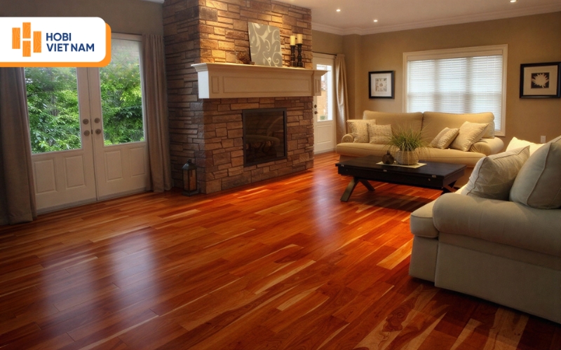 Sàn gỗ màu nâu đỏ tạo điểm nhấn nổi bật và sang trọng