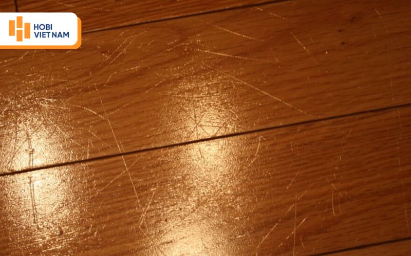 Hạn chế vật sắc nhọn để tránh làm trầy xước bề mặt sàn gỗ