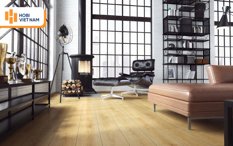 Lát sàn gỗ màu vàng nhạt giúp phòng khách luôn sáng bừng sức sống