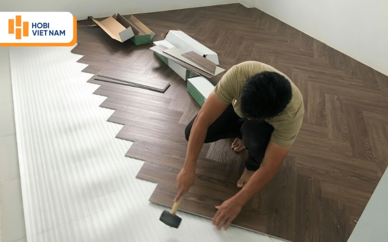 Quá trình lát sàn gỗ xương cá đòi hỏi đội thợ phải có tay nghề giỏi