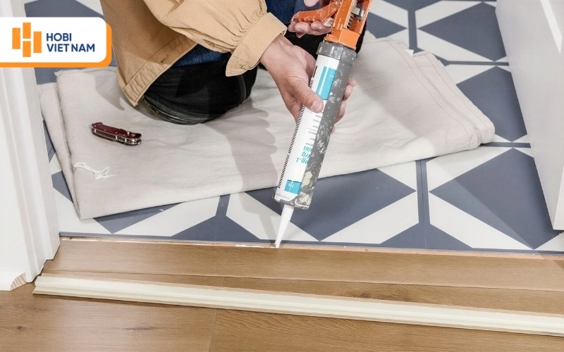 Tiến hành thi công lắp đặt nẹp sàn gỗ