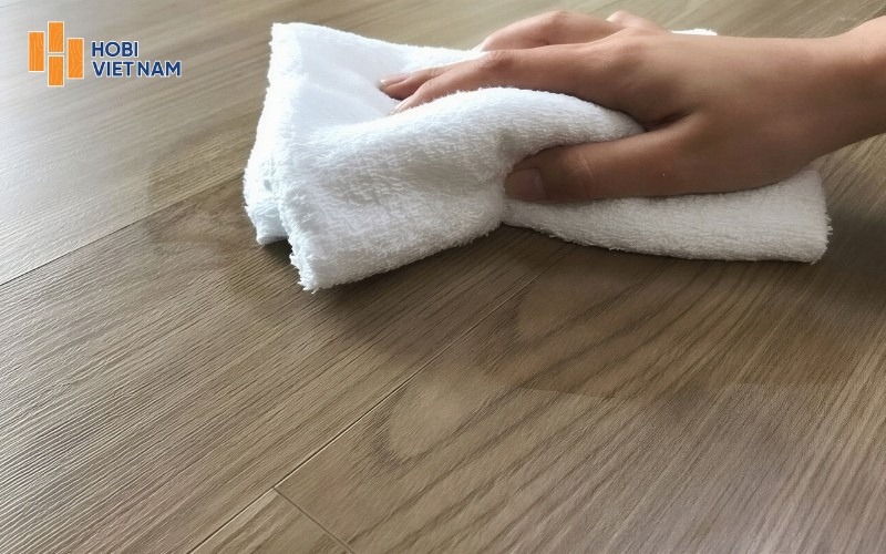 Vệ sinh nẹp sàn gỗ bằng khăn mềm và dung dịch tẩy rửa nhẹ, an toàn