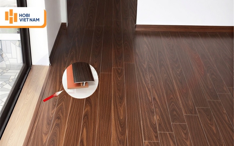 Bề mặt lắp nẹp cần phẳng, sạch và khô để đảm bảo độ bám chắc, không lệch mép