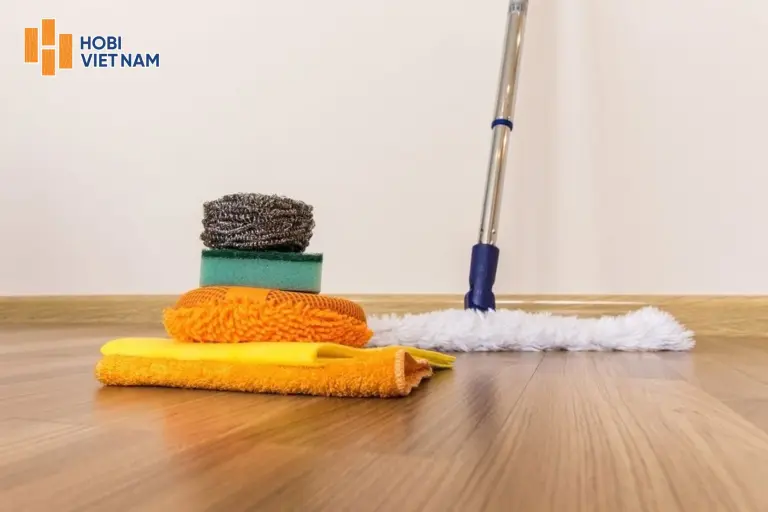 Sàn gỗ có lau được nước không? Mẹo xử lý sạch và đúng cách