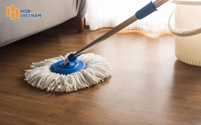 Sàn gỗ có thể lau bằng nước nhưng cần vệ sinh đúng cách
