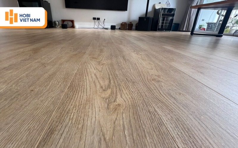 Dọn dẹp đồ dùng trước khi lau sàn gỗ