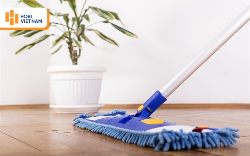 Làm khô sàn gỗ sau khi vệ sinh bằng nước