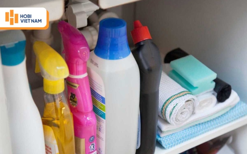 Không nên dùng nước tẩy hoặc chất tẩy rửa thông thường