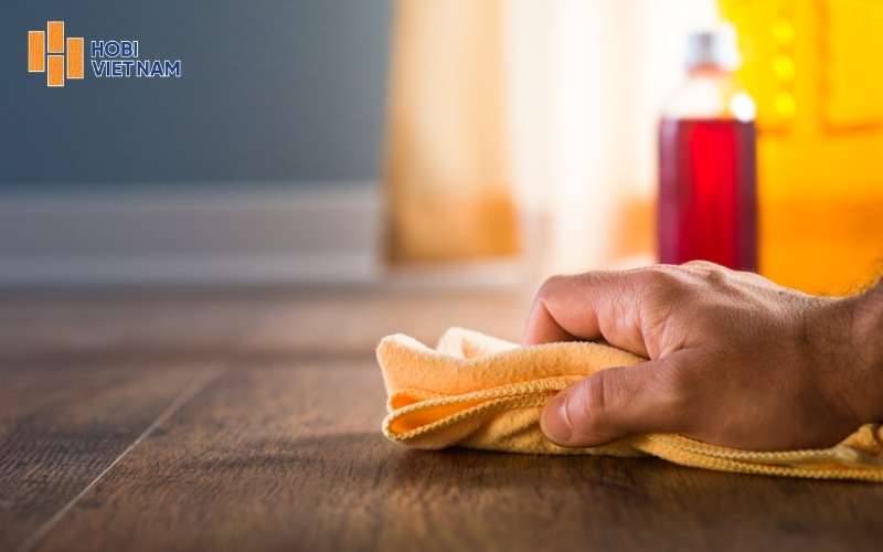 Lau sàn bằng khăn ẩm, tránh hóa chất mạnh để bảo vệ bề mặt