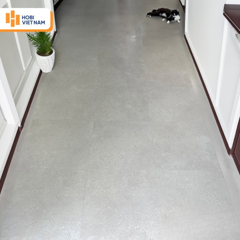 Sàn nhựa màu xám trung tính vân đá lắp đặt hành lang