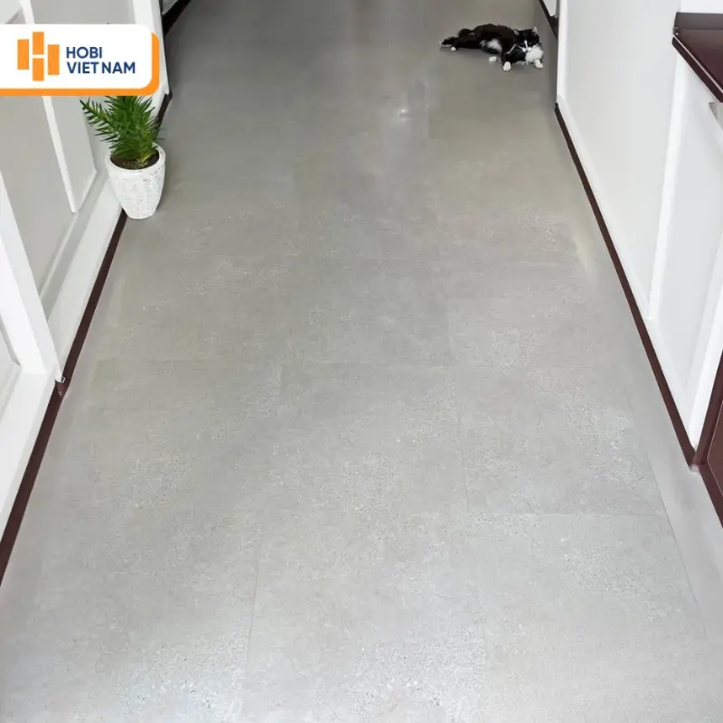 Sàn nhựa màu xám trung tính vân đá lắp đặt hành lang