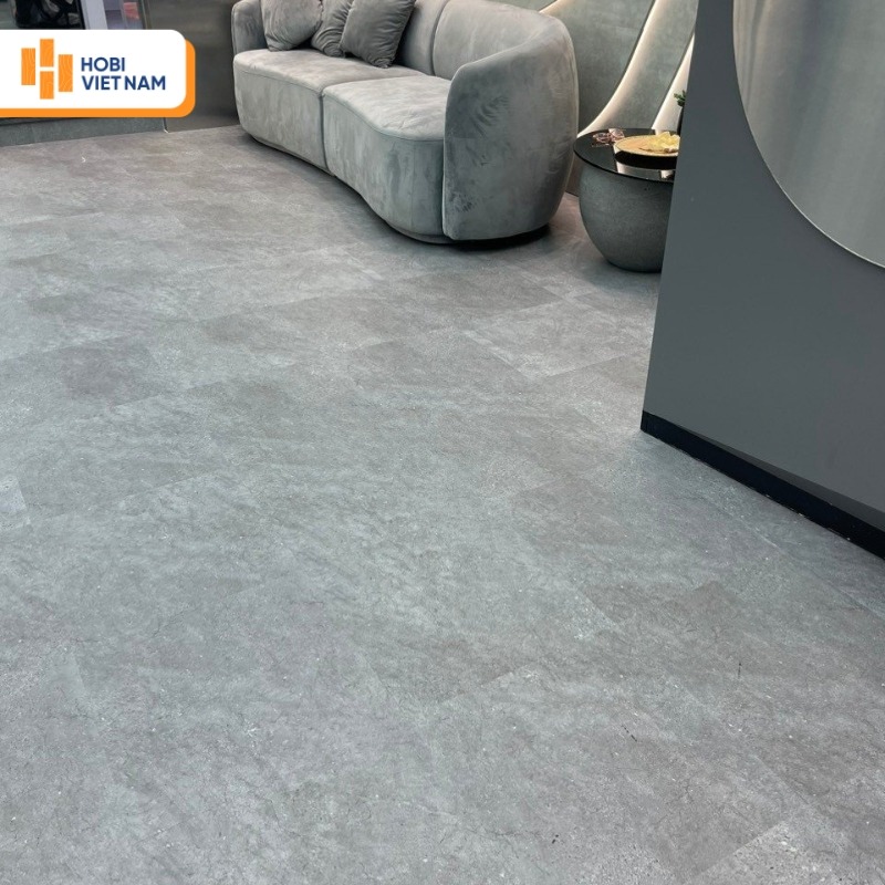 Sàn nhựa màu xám trung tính vân đá rõ nét